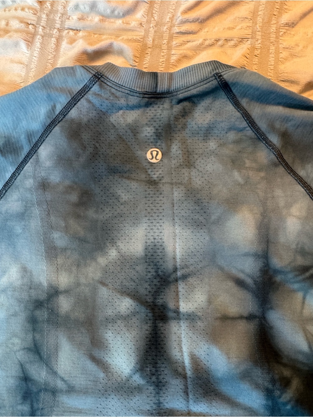 lululemon athletica women’s  Blue Tie-Dye swiftly tee